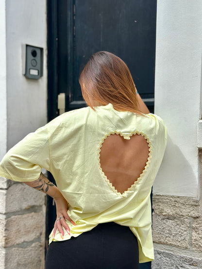 T-shirt jaune dos nu en forme de cœur